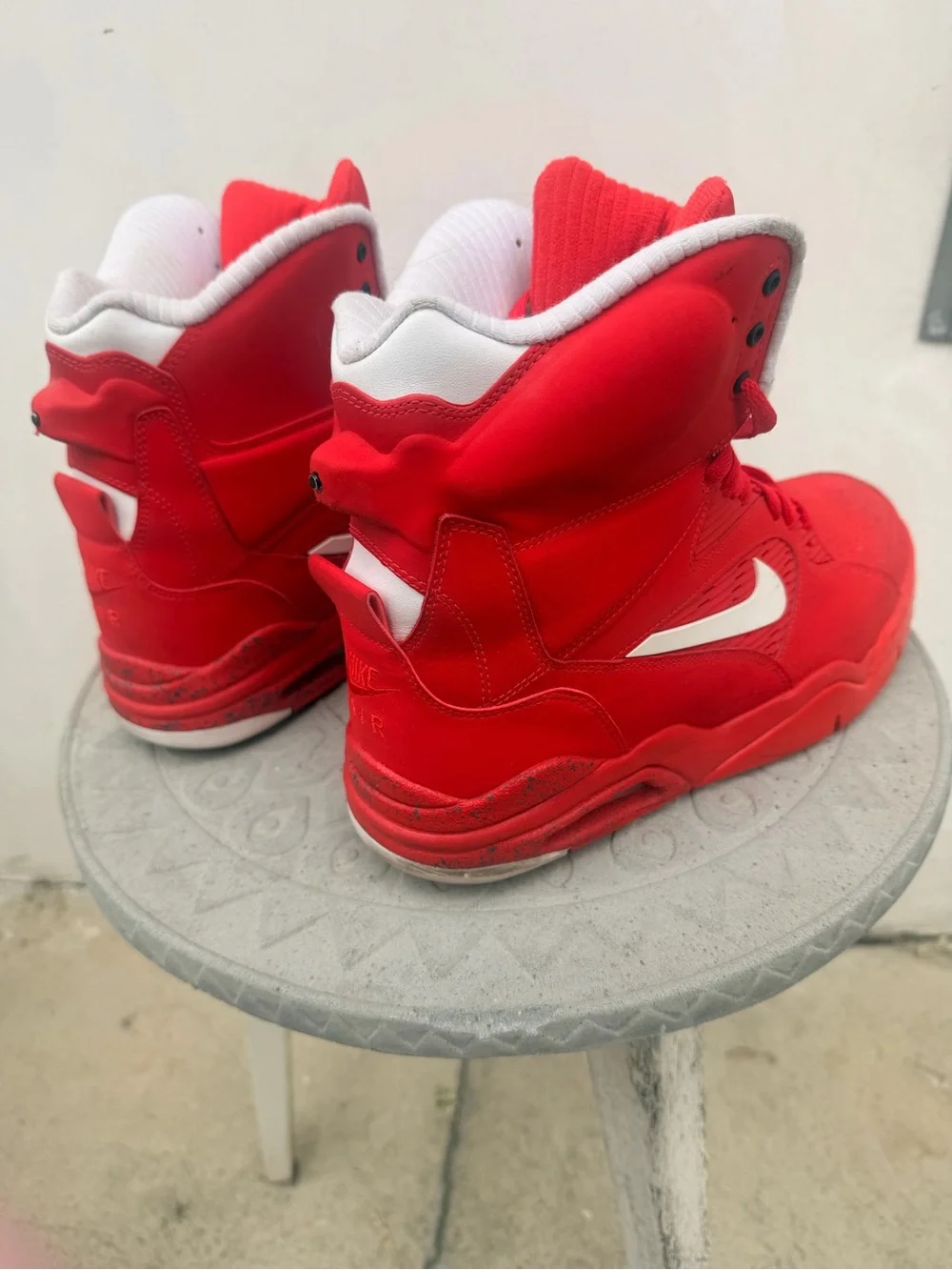 Men's Red High-Top Sneakers - Stylish Athletic Look